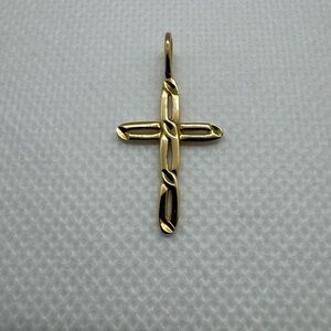 Beautiful 18k Yellow Gold Diamond Cut Cross Pendant Twist Figaro Open 1.25g